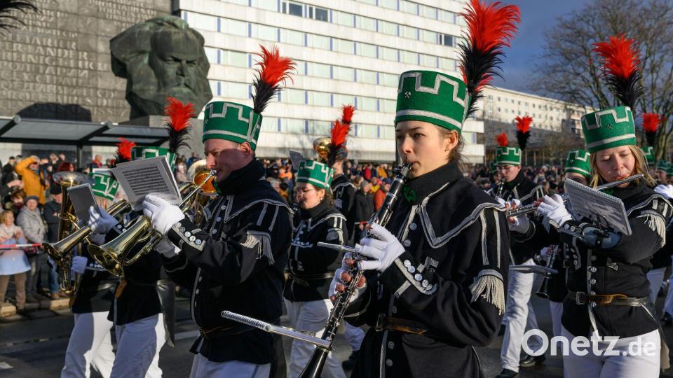 Die Bergparade zum Abschluss des Kulturhauptstadtjahres zieht am Chemnitzer Karl-Marx-Monument vorbei. Bild: Hendrik Schmidt/dpa
