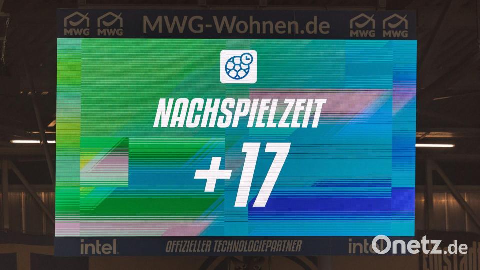Nach Pyro-Unterbrechung gibt es am Ende 17 Minuten Nachspielzeit. Bild: Andreas Gora/dpa