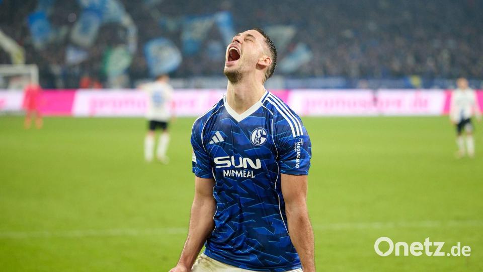 Schalkes Nikola Katic feiert auch gelungene Grätschen ausgelassen. Bild: Bernd Thissen/dpa