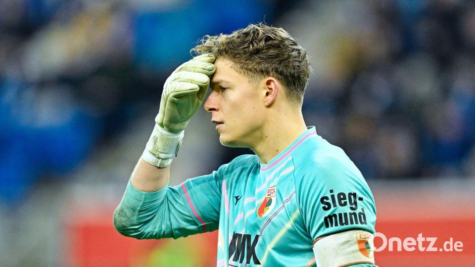 Augsburgs Torwart Finn Dahmen ist mehrfach geschlagen Bild: Uwe Anspach/dpa