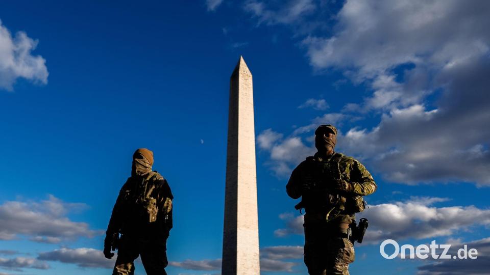 Nationalgardisten patrouillieren vor dem Washington Monument auf der National Mall. Bild: Julia Demaree Nikhinson/AP/dpa