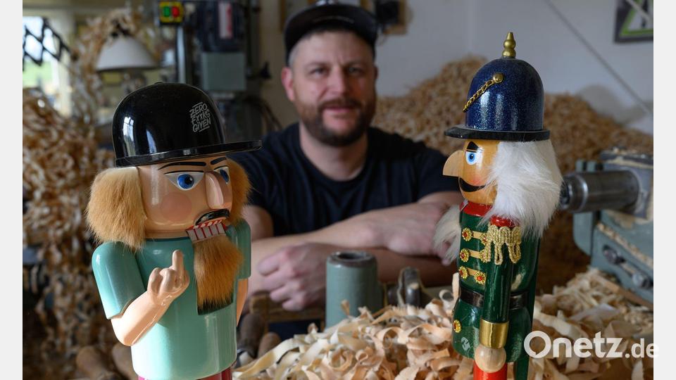 Holzspielzeugmacher Markus Füchtner erweckt in seiner Werkstatt in Seiffen erzgebirgische Nussknacker in Handarbeit zum Leben. Er ärgert sich über Billigkopien aus Fernost im Handel. Bild: Hendrik Schmidt/dpa