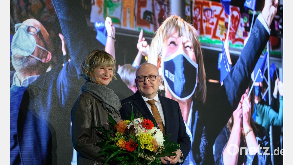 Standing Ovations für die Wegbereiterin: Der Chemnitzer Oberbürgermeister Sven Schulze (SPD) dankt beim Abschluss-Empfang seiner Amtsvorgängerin Barbara Ludwig (SPD). Bild: Hendrik Schmidt/dpa