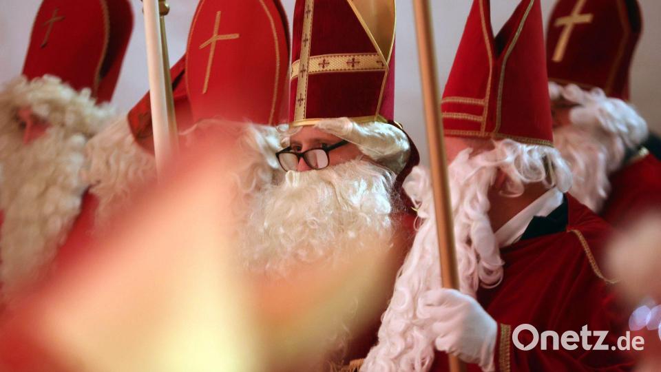 Beim internationalen Nikolaus-Treffen im Allgäu zeigen Bischöfe in Rot, dass sie mehr sind als nur die Vorbilder des Santa Claus. Bild: Karl-Josef Hildenbrand/dpa