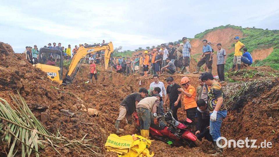 Rettungskräfte in Nordsumatra suchen nach Opfern. Bild: Uncredited/BASARNAS/AP/dpa