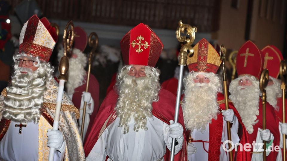 Mit Mitra statt Mütze setzen die Nikolaus-Mimen im Oberallgäu ein leises Zeichen gegen die reine Santa-Claus-Show. Bild: Karl-Josef Hildenbrand/dpa