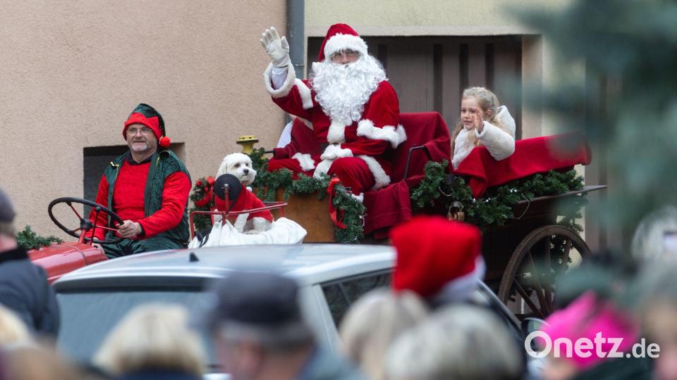 Der Weihnachtsmann kommt zum Tag der offenen Tür vor das Weihnachtspostamt Himmelsberg gefahren. Bild: Michael Reichel/dpa