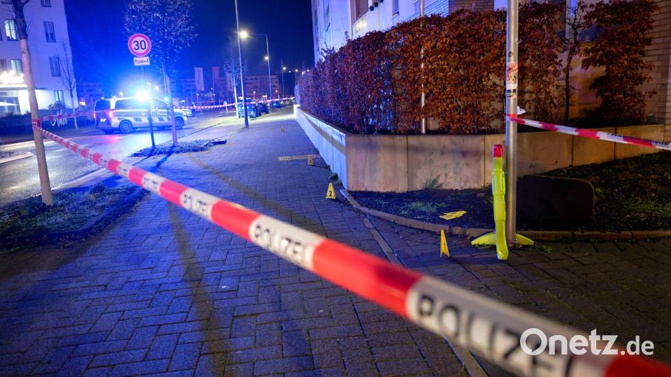 Der Bereich rund um den Tatort wurde abgesperrt. Bild: Henning Kaiser/dpa