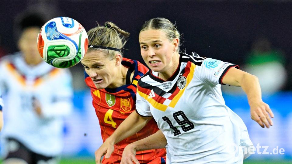 Glänzte, traf aber das Tor nicht: Klara Bühl (r). Bild: Uwe Anspach/dpa