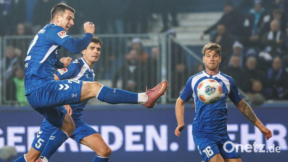 Mateusz Zukowski (l) trifft artistisch zum 1:0. Bild: Andreas Gora/dpa