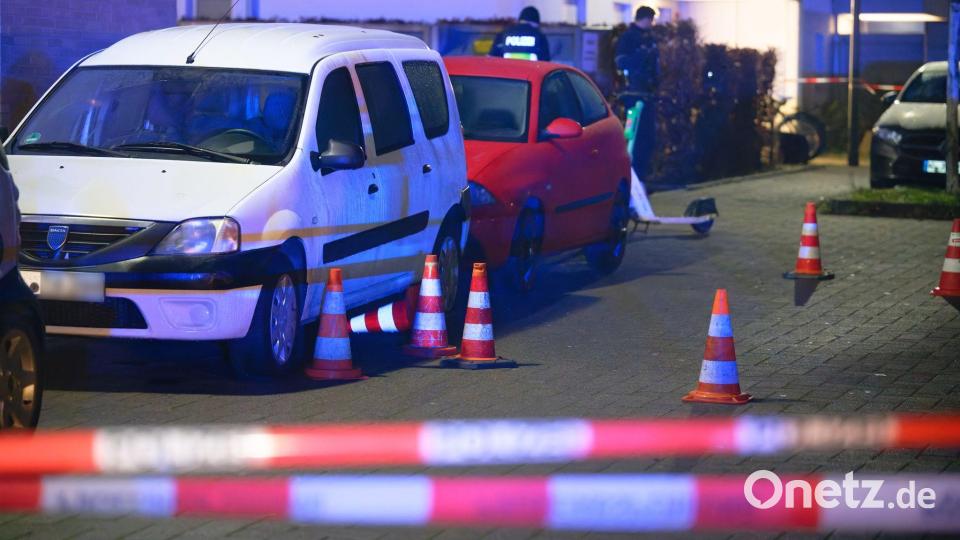 Die Tat soll sich am späten Freitagabend auf einem Parkplatz nahe der Veranstaltungshalle Motorworld im Stadtteil Ossendorf ereignet haben. Bild: Henning Kaiser/dpa