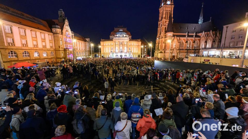 Zum Abschluss wird gemeinsam gesungen: In Chemnitz ist am Samstag das Kulturhauptstadtjahr offiziell verabschiedet worden. Bild: Hendrik Schmidt/dpa