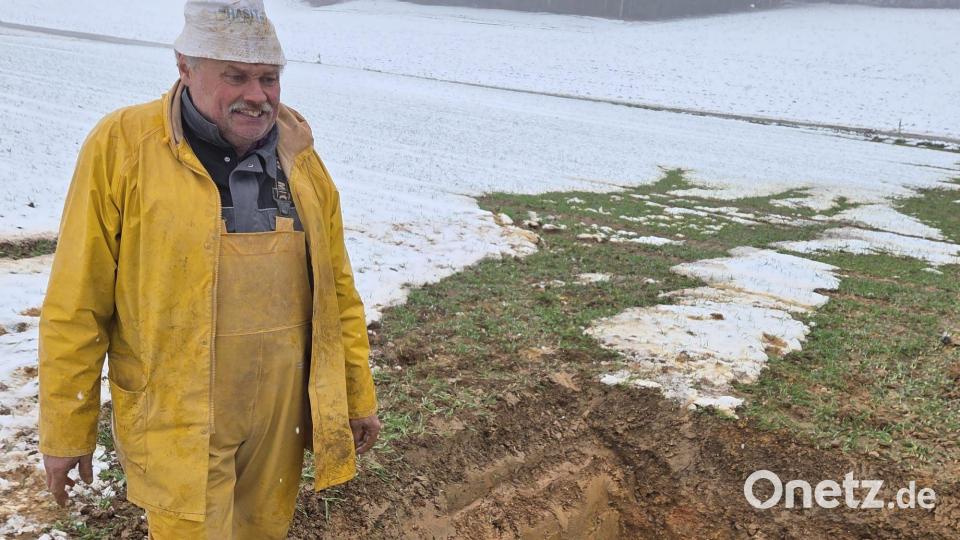 Wasserwart Ernst Herbst steht mit Gummistiefeln in Matsch und Schlamm – er hatte mit dem Rohrbruch bei Gehrsricht alle Hände voll zu tun. Bild: Markus Bleisteiner