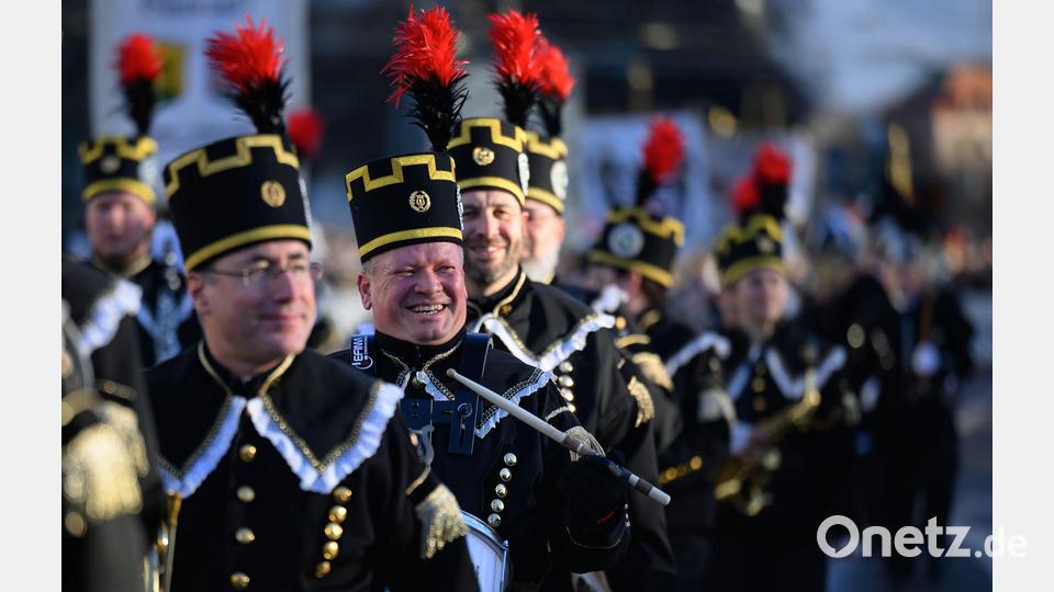 Mehr als 1.000 Teilnehmer einer Bergparade ziehen zum Abschluss des Kulturhauptstadtjahres durch Chemnitz. Bild: Hendrik Schmidt/dpa