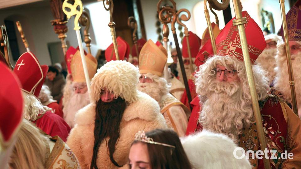 Nikolaus-Darsteller aus halb Europa tauschen in Missen-Wilhams Geschichten, Gewänder und Tipps für den Kinderbrauch aus. Bild: Karl-Josef Hildenbrand/dpa