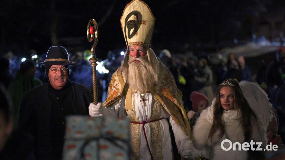 Im historischen Bischofsgewand erinnert das Nikolaus-Treffen in Missen-Wilhams an die Wurzeln des beliebten Kinderbrauchs. Bild: Karl-Josef Hildenbrand/dpa