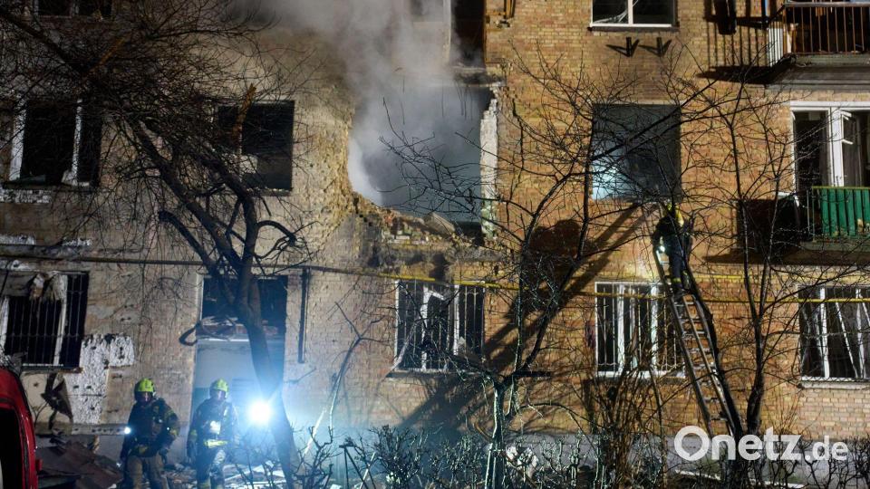 Mehrere Wohngebäude wurden bei den Angriffen beschädigt. Bild: Efrem Lukatsky/AP/dpa