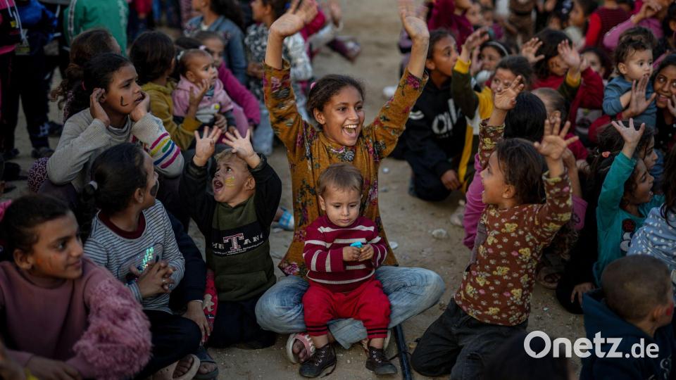 Flüchtlingskinder sehen sich bei einer Vorführung während der Waffenruhe in Gaza Zeichentrickfilme an. Bild: Omar Ashtawy/APA Images via ZUMA Press Wire/dpa