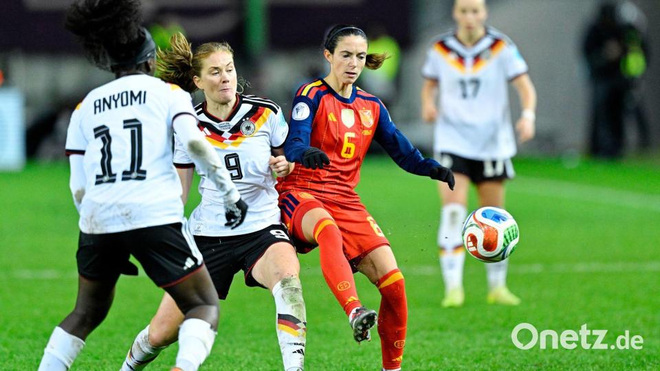Entzaubert: Spaniens Weltfußballerin Aitana Bonmatí (in Rot). Bild: Uwe Anspach/dpa
