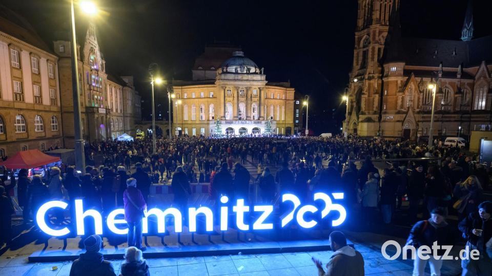 Zum Abschluss des Kulturhauptstadtjahres beteiligen sich Tausende Menschen auf dem Chemnitzer Theaterplatz am Weihnachtssingen. Bild: Hendrik Schmidt/dpa