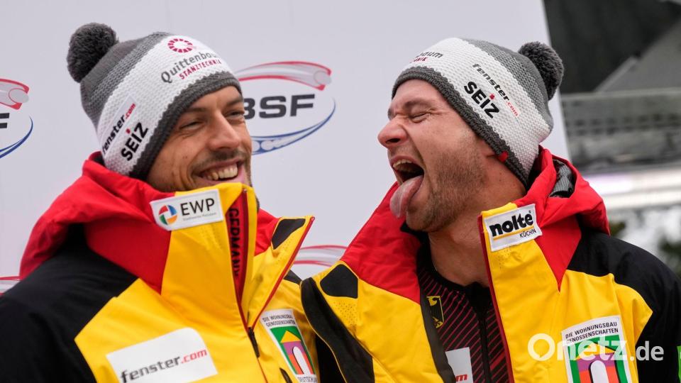 Johannes Lochner (r) und Georg Fleischhauer feiern den Sieg im Zweierbob. Bild: Matthias Schrader/AP/dpa