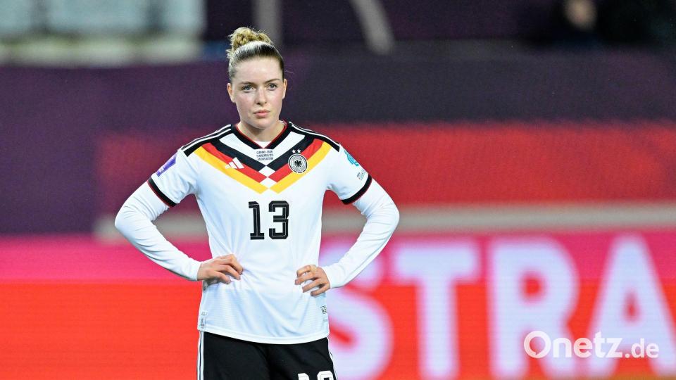 Enttäuscht über die torlose Partie: Alara Sehitler und die DFB-Frauen. Bild: Uwe Anspach/dpa