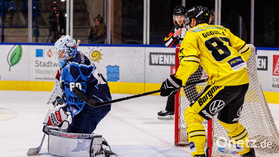 Die Blue Devils weiden gewannen ihr Heimspiel gegen die Krefeld Pinguine am Sonntagabend mit 2:1 nach Penaltyschießen. Felix Noack (links) avancierte dabei mit einer überragenden Leistung zum Matchwinner. Bild: Werner Moller