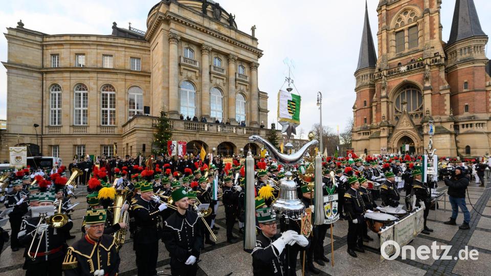 Vor dem Chemnitzer Opernhaus stellen sich Teilnehmer der großen Bergparade zum Abschluss des Kulturhauptstadtjahres auf. Bild: Hendrik Schmidt/dpa