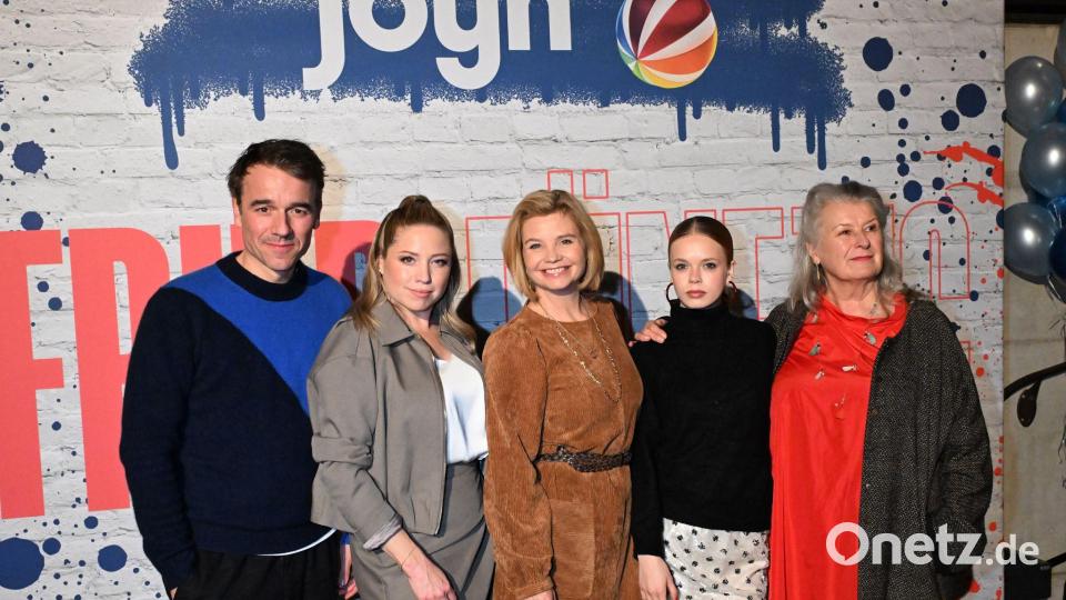 Annette Frier mit ihren Kolleginnen und Kollegen aus „Frier und Fünfzig - Am Ende meiner Tage“. (Archivbild) Bild: Felix Hörhager/dpa