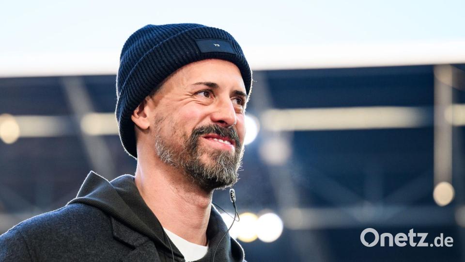 Augsburg-Trainer Sandro Wagner lächelt im Stadion. (Archivfoto) Bild: Tom Weller/dpa