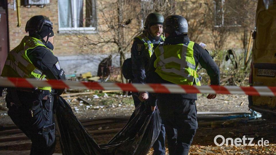 Rettungskräfte konnten einen Zivilisten nur noch tot aus den Trümmern bergen. Bild: Efrem Lukatsky/AP/dpa