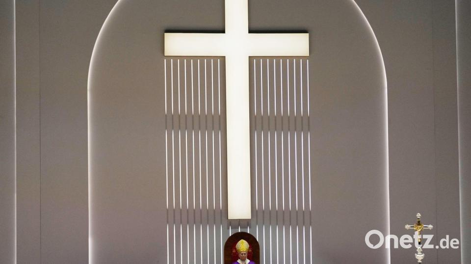 Papst Leo XIV. zelebriert eine Messe in der Volkswagen Arena in Istanbul. Bild: Khalil Hamra/AP/dpa