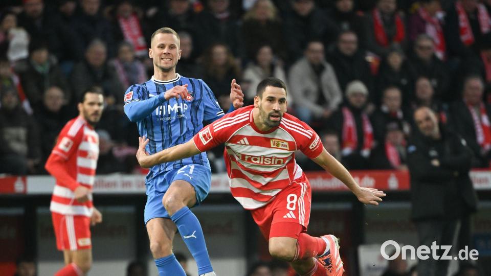 Der Unioner Rani Khedira (r.) im Zweikampf mit Adrian Beck. Bild: Soeren Stache/dpa
