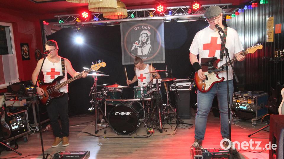 Christian Schmucker, Tobias Bauer und Johannes Hochwart (von rechts) von Dr. Bob lassen es krachen. Bild: pi