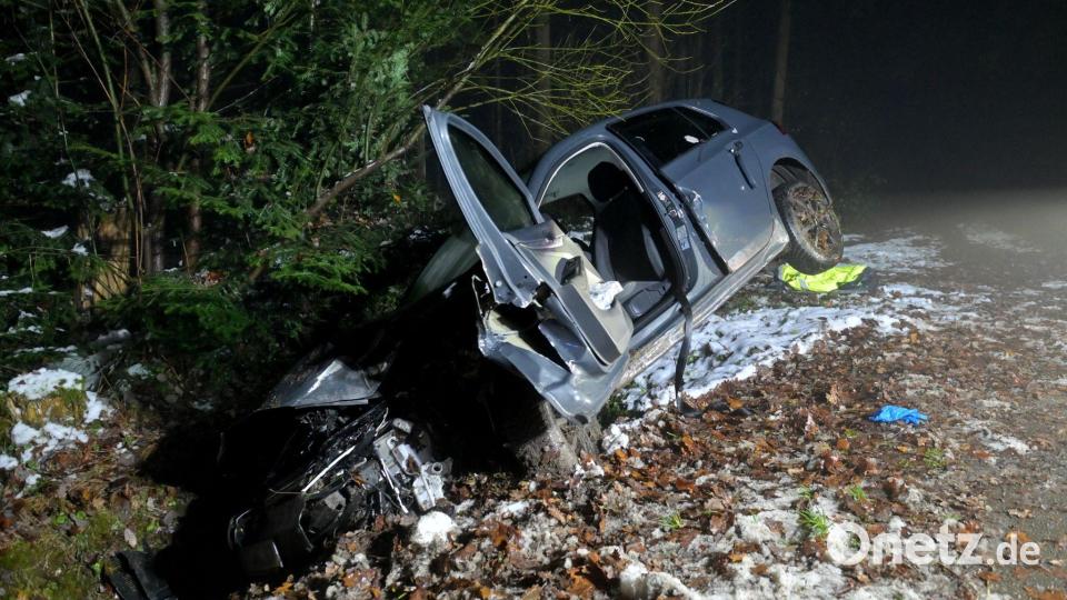 Unbeteiligte entdeckten ein Wrack bei Büchlberg und riefen die Rettung. Bild: Robert Geisler/zema-medien/dpa
