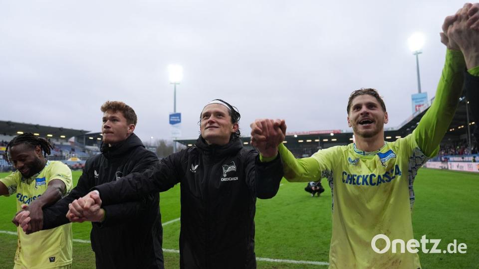 Inzwischen ein gewohntes Bild: Hertha feiert mit den Fans. Bild: Marcus Brandt/dpa