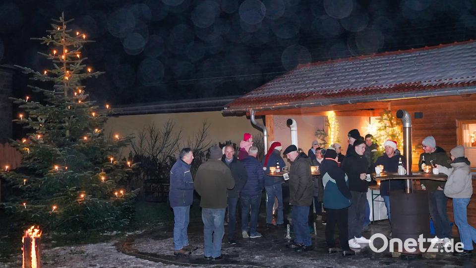 Die Spielberger genossen am Samstag mitten im Dorf ihren Glühwein. Bild: fvo