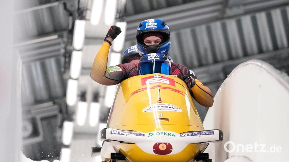 Francesco Friedrich, Tim Becker, Alexander Schueller und Felix Straub aus Deutschland im Viererbob nach dem zweiten Lauf: Francesco Friedrich jubelt über den Sieg. Bild: Matthias Schrader/AP/dpa
