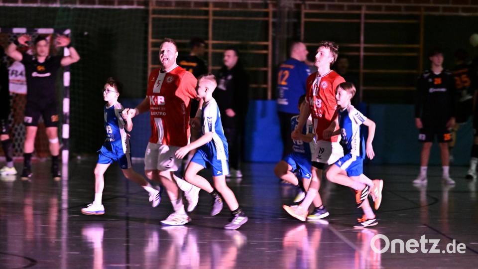 Szenen aus dem Handball-Derby zwischen dem HC Sulzbach und der HG Amberg. Bild: Hubert Ziegler