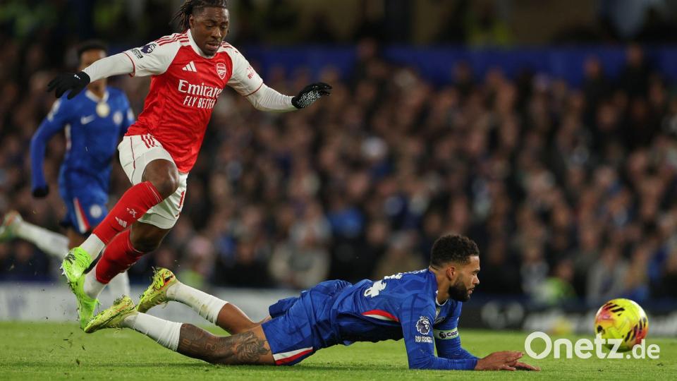 Arsenals Eberechi Eze (l)kämpft mit Chelseas Reece James, unten, um den Ball. Bild: Ian Walton/AP/dpa