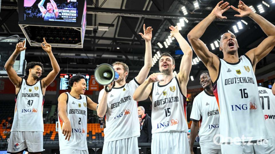 Feier vor dem Fanblock: Deutschland ist stark in die Quali gestartet. Bild: Harry Langer/dpa