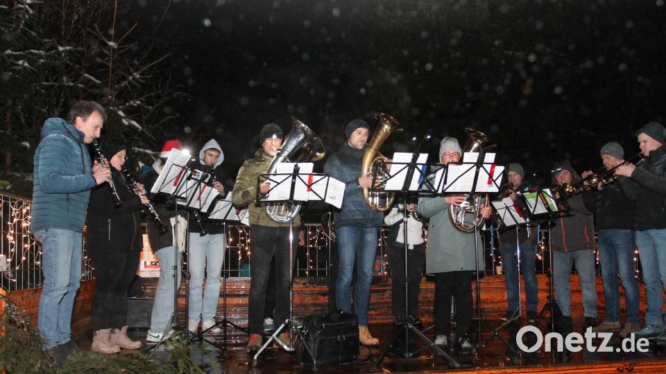 Die Blaskapelle Waldkirch stimmt auf den Besuch von Sankt Nikolaus ein. Bild: pi