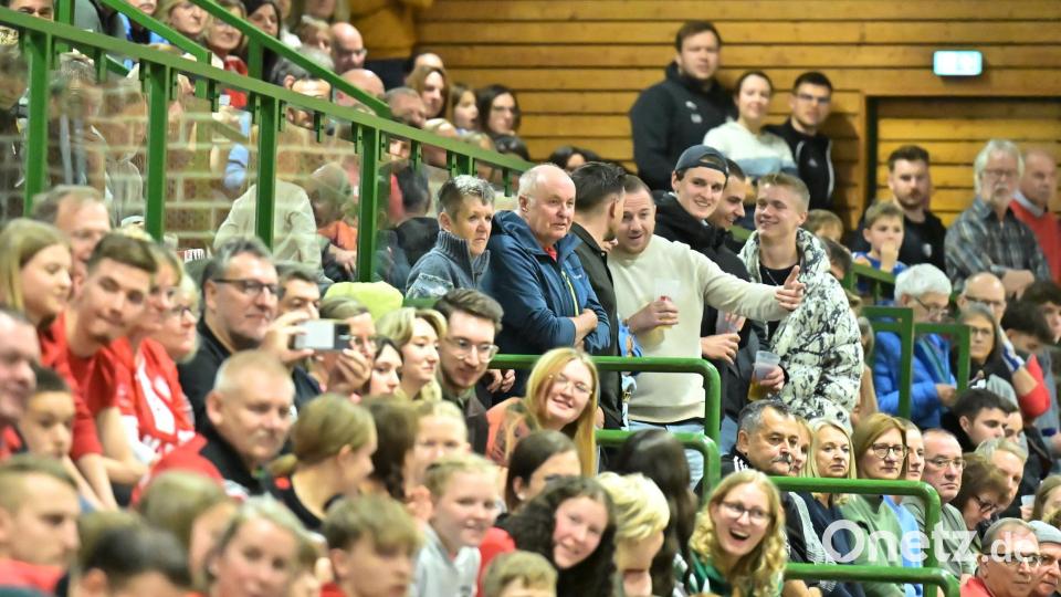 Szenen aus dem Handball-Derby zwischen dem HC Sulzbach und der HG Amberg. Bild: Hubert Ziegler
