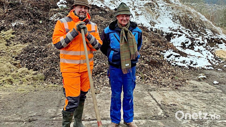 Bürgermeister Bernhard Schindler dankte Carsten Rohleder und Hans Schindler für die Hilfe in der Grünabfalldeponie, die im Gegensatz zur Bauschuttdeponie, die einmal über einen schmalen Weg neben den Grünabfällen erreicht wurde, auch künftig betrieben werden soll. Bild: ld