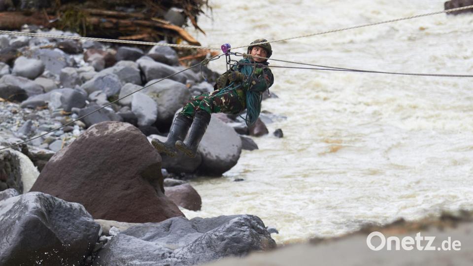 Die Rettungsarbeiten kommen nur schleppend voran. Bild: Nazar Chaniago/AP/dpa