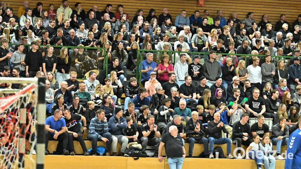 Szenen aus dem Handball-Derby zwischen dem HC Sulzbach und der HG Amberg. Bild: Hubert Ziegler