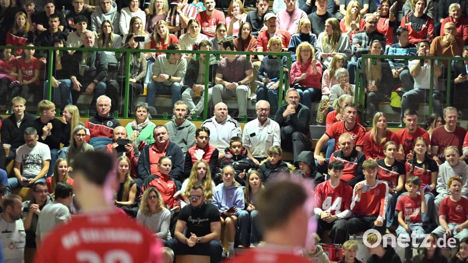 Szenen aus dem Handball-Derby zwischen dem HC Sulzbach und der HG Amberg. Bild: Hubert Ziegler