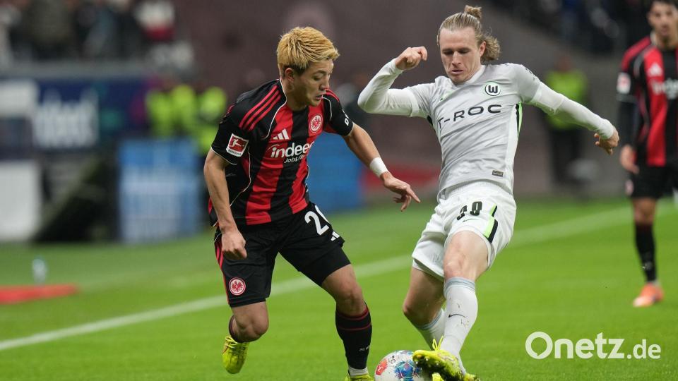Lieferten sich eine umkämpfte Partie: Eintracht Frankfurt um Ritsu Doan (l) und der VfL Wolfsburg um Patrick Wimmer (r). Bild: Thomas Frey/dpa