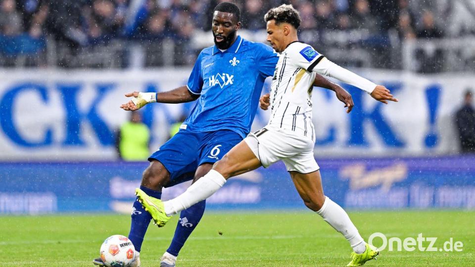 Bambasé Conté (r.) und die SV Elversberg bleiben gegen Darmstadt torlos. Bild: Uwe Anspach/dpa