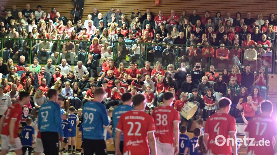 Szenen aus dem Handball-Derby zwischen dem HC Sulzbach und der HG Amberg. Bild: Hubert Ziegler